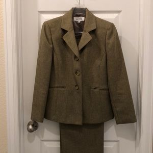 Gorgeous gold/black tweed pants suit